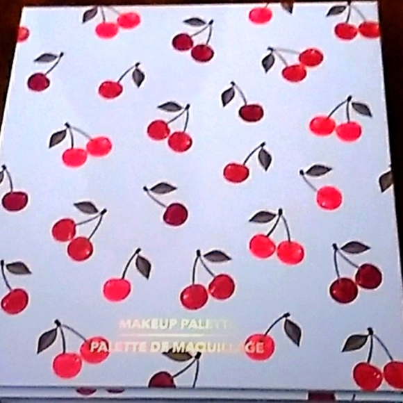 DAUGHTERS FIRST TRI FOLD NEW MAKEUP KIT - Picture 2 of 3